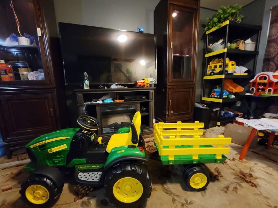 · Peg Perego John Deere Ground Force Tractor with Traier